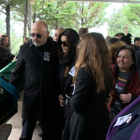 Hande Erçel, her sister, and her father appeared at their mother's funeral.